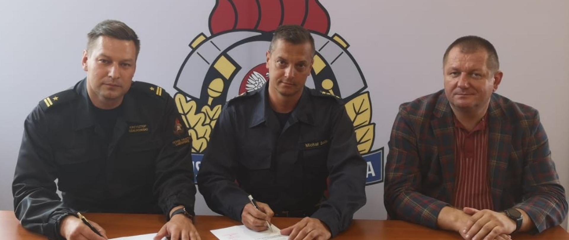 Oficjalne przekazanie ubrań i sprzętu pożarniczego nowomiejskim strażakom