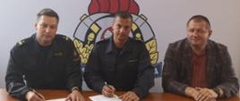 Oficjalne przekazanie ubrań i sprzętu pożarniczego nowomiejskim strażakom
