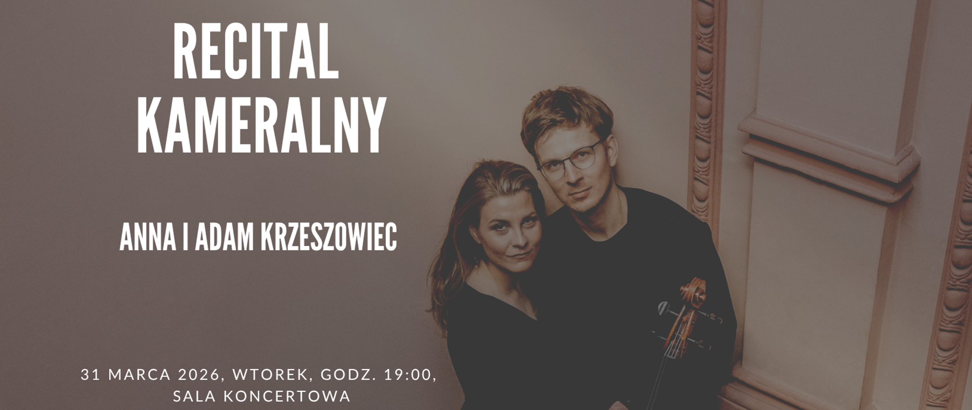 Plakat recitalu kameralnego – po lewej duży napis z informacją o koncercie i dacie, po prawej zdjęcie duetu muzyków (kobieta i mężczyzna), stojących blisko siebie; mężczyzna trzyma wiolonczelę.. Całość w stonowanej, eleganckiej kolorystyce.