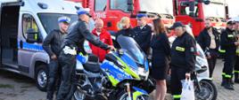 Na zdjęciu widzimy jak policjanci, którzy brali udział w Mistrzostwach prezentują swoje motocykle