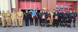 Uroczysta zmiana służby w Komendzie Powiatowej PSP w Rypinie - zdjęcie grupowe