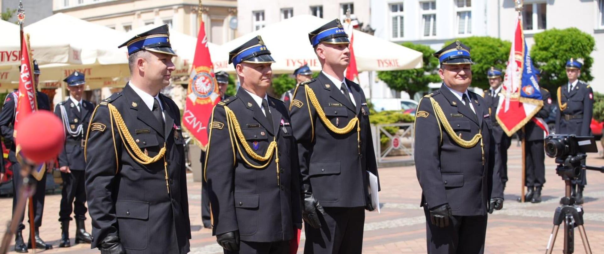 Kadra kierownicza Komendy Powiatowej PSP w Chojnicach pozuje do zdjęcia z Zastępcą Pomorskiego Komendanta Wojewódzkiego PSP.