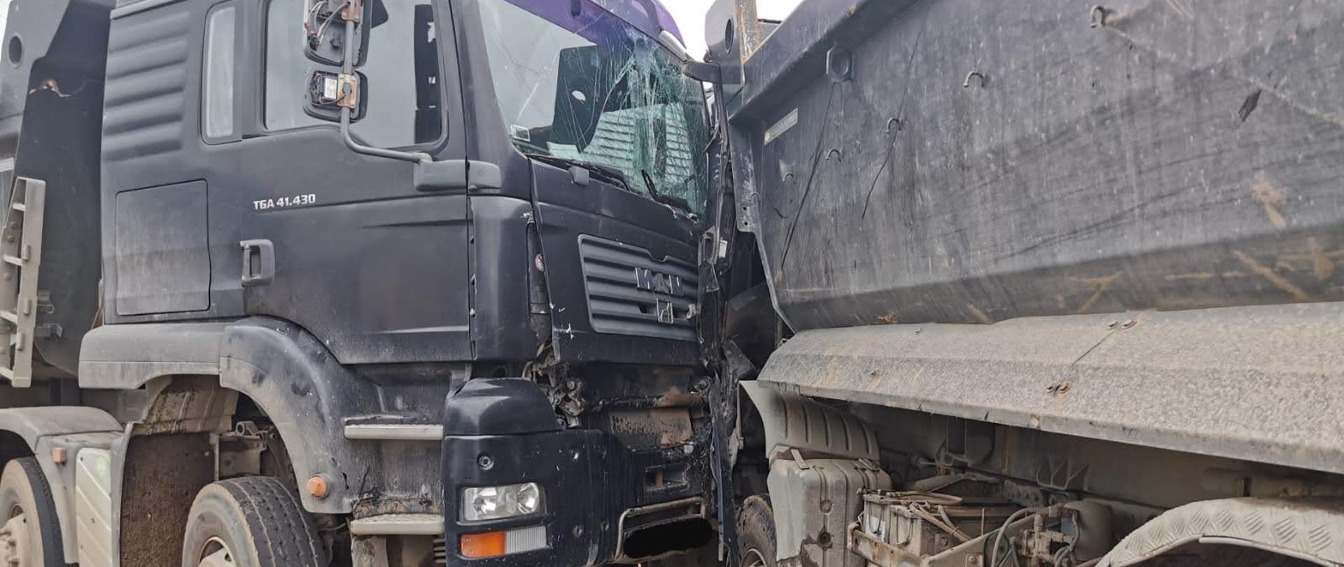 Widok uszkodzonych ciężarówek