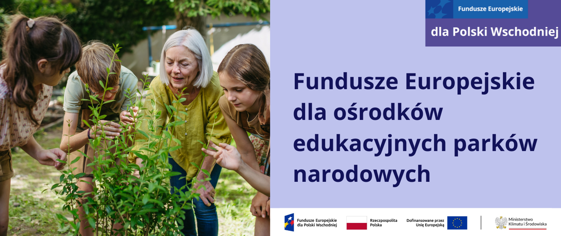 Po lewej stronie planszy znajduje się zdjęcie przedstawiające kilkoro dzieci z kobietą. Znajdują się w ogrodzie, jest lato. Nachylają się nad krzakiem. Kobieta opowiada dzieciom o nim i pokazuje im liście, które dzieci dotykają. Dzieci mają ok. 11 lat. Ubrane są w krótkie rękawki. Kobieta ma ok 65 lat, siwe włosy do ramion, oliwkową bluzkę i dżinsy.
Po prawej stronie zdjęcia na jasnofioletowej planszy widnieje napis: Fundusze Europejskie dla ośrodków edukacyjnych parków narodowych. Pod planszą jest ciąg logotypów: Funduszy Europejskich, barw RP i UE oraz logo MKiŚ. W prawym górnym rogu planszy znajduje się motyw przewodni marki Fundusze Europejskie.
