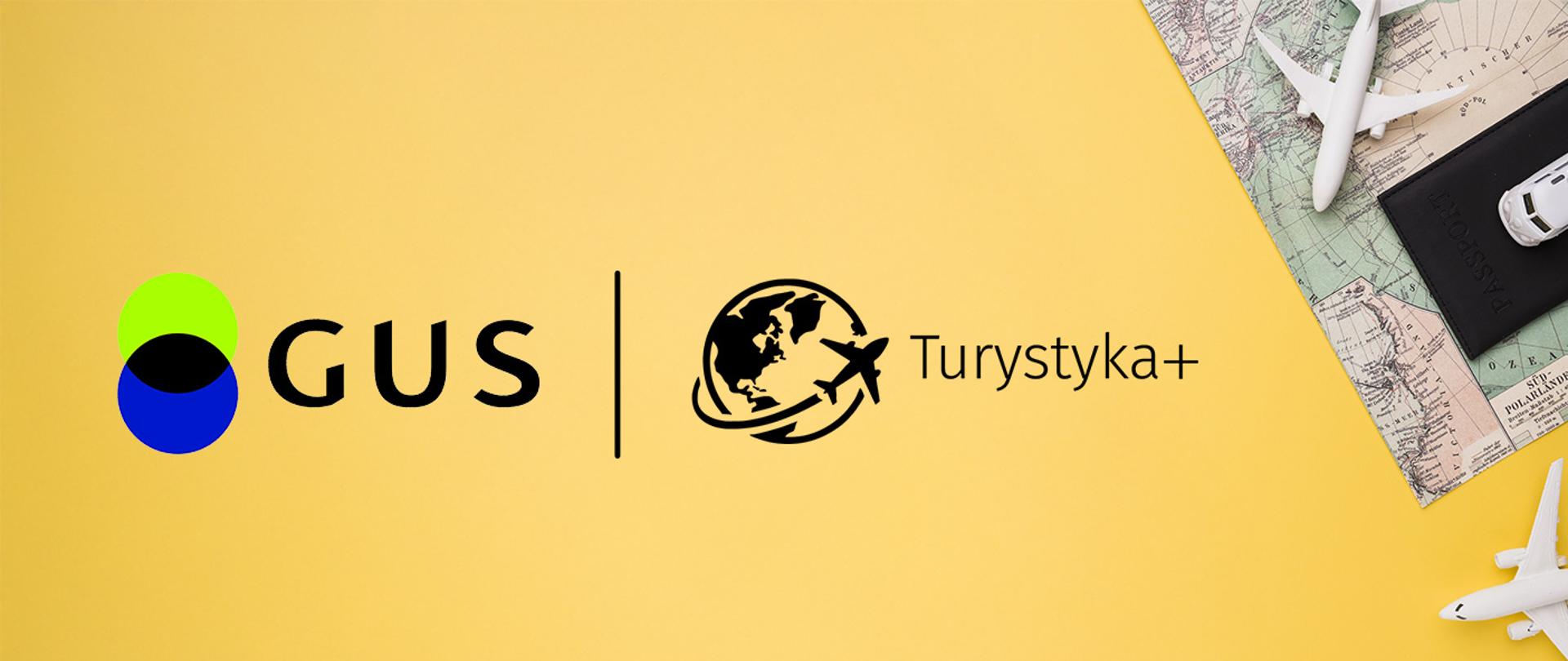 logo portalu analitycznego Turystyka+. Żółte tło i logo Głównego Urzędu Statystycznego, po prawej stronie zdjęcie mapy, samolotu i samochodu