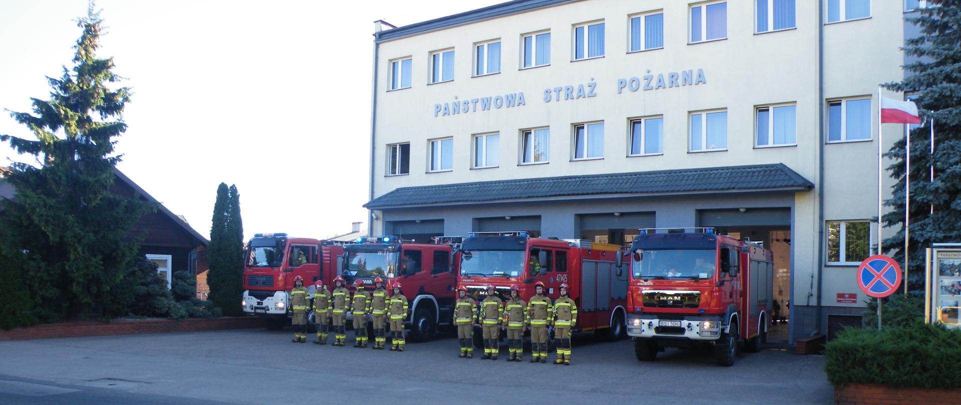 Zdjęcie przedstawia siemiatyckich strażaków oddających hołd tragicznie zmarłemu strażakowi KG PSP