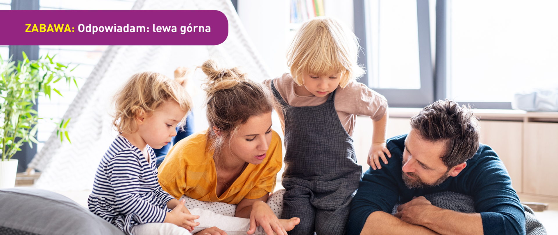 Zdjęcie przedstawia rodzinę (mężczyzna, kobieta i dwójka małych dzieci) czytającą razem książkę z obrazkami. U dołu znajduje się pasek logotypów: Europejskie Fundusze Polska Cyfrowa, Ministerstwo Cyfryzacji, NASK i Unia Europejska Europejski Fundusz Rozwoju Regionalnego.