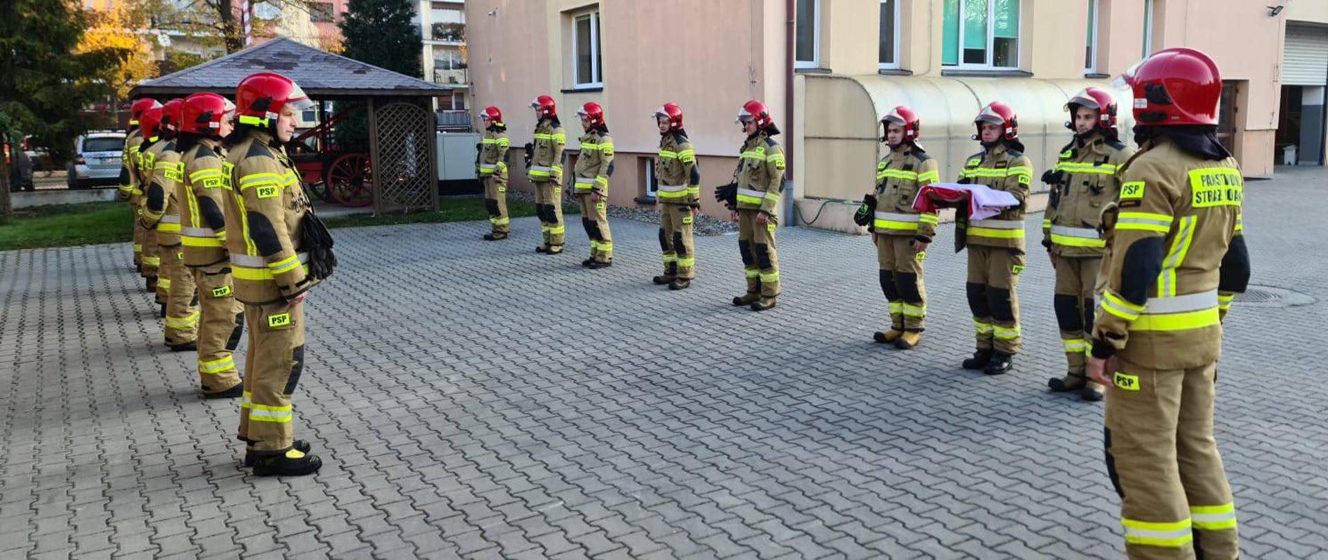 Na zdjęciu widać strażaków JRG Oleśnica w trakcie przygotowania do podniesienia flagi państwowej. 