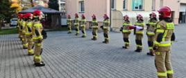 Na zdjęciu widać strażaków JRG Oleśnica w trakcie przygotowania do podniesienia flagi.