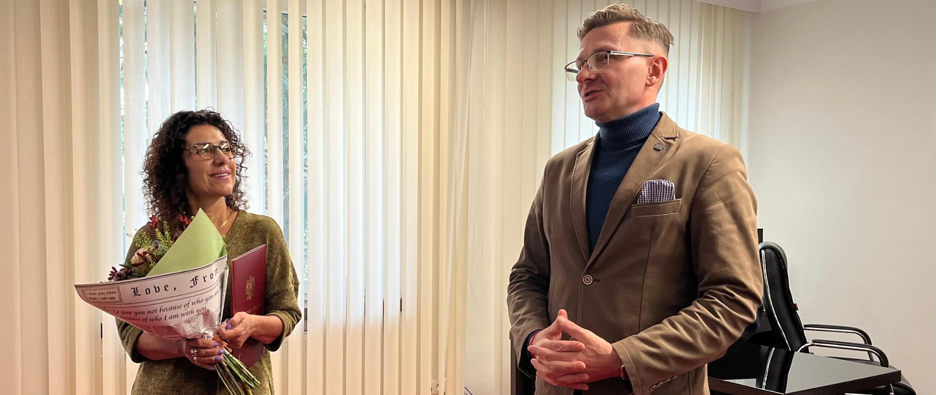 Objęcie f. wizytatora przez prokurator Katarzynę Maćkowiak.