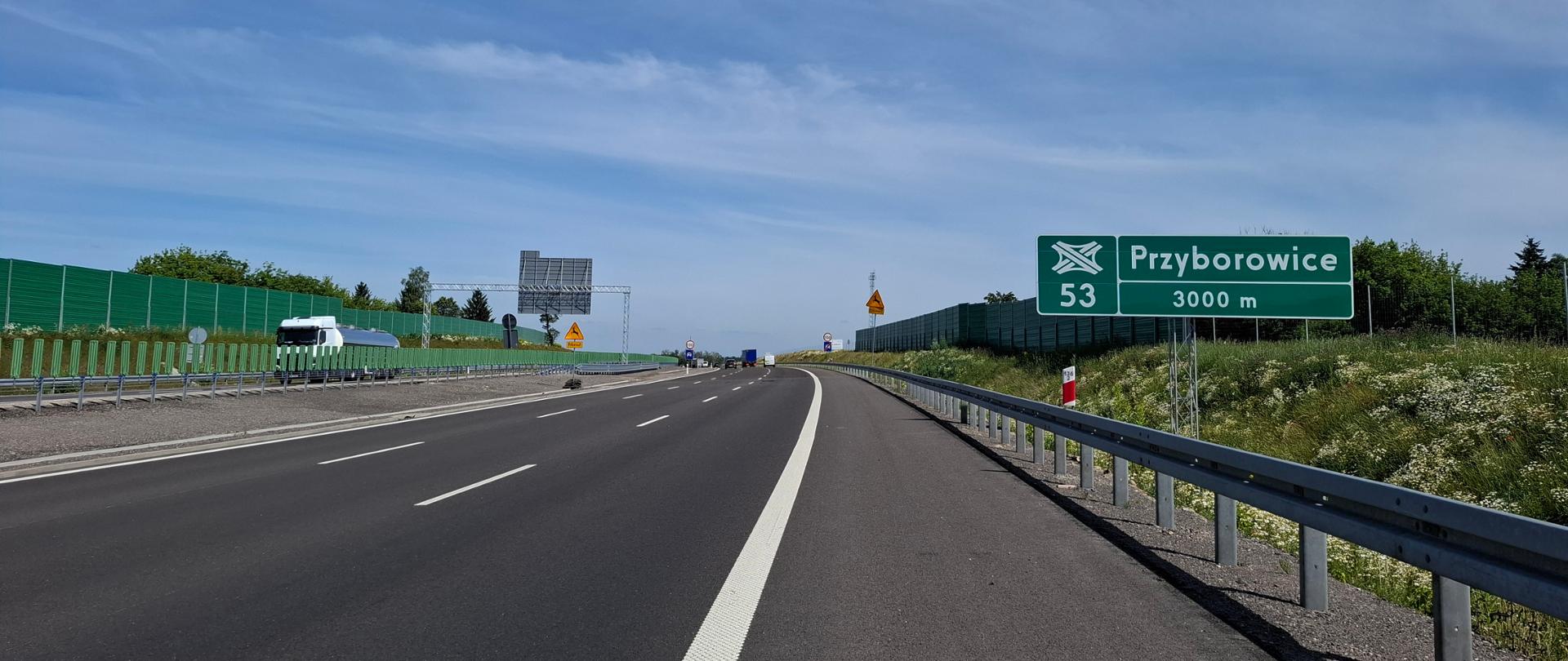 S7_Załuski-Płońsk_Płd. kier. Gdańsk, widać 2 jezdnie i na niej samochody. widać też oznakowanie pionowe, poziome.