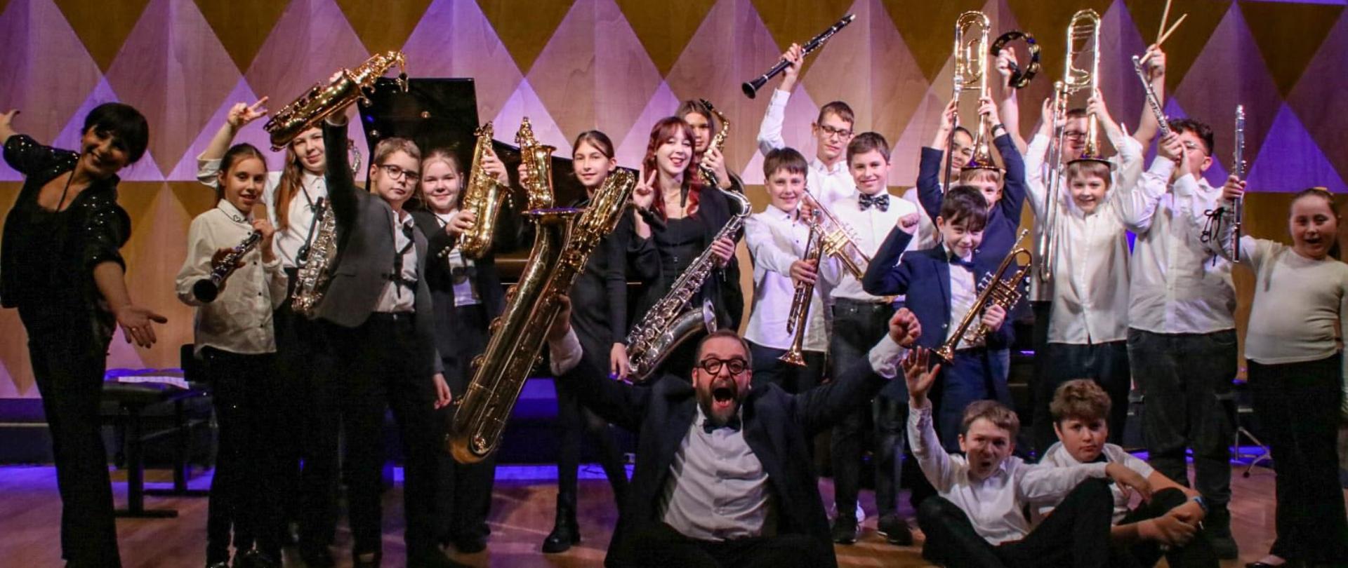 Grupa uczniów na sali koncertowej PSM