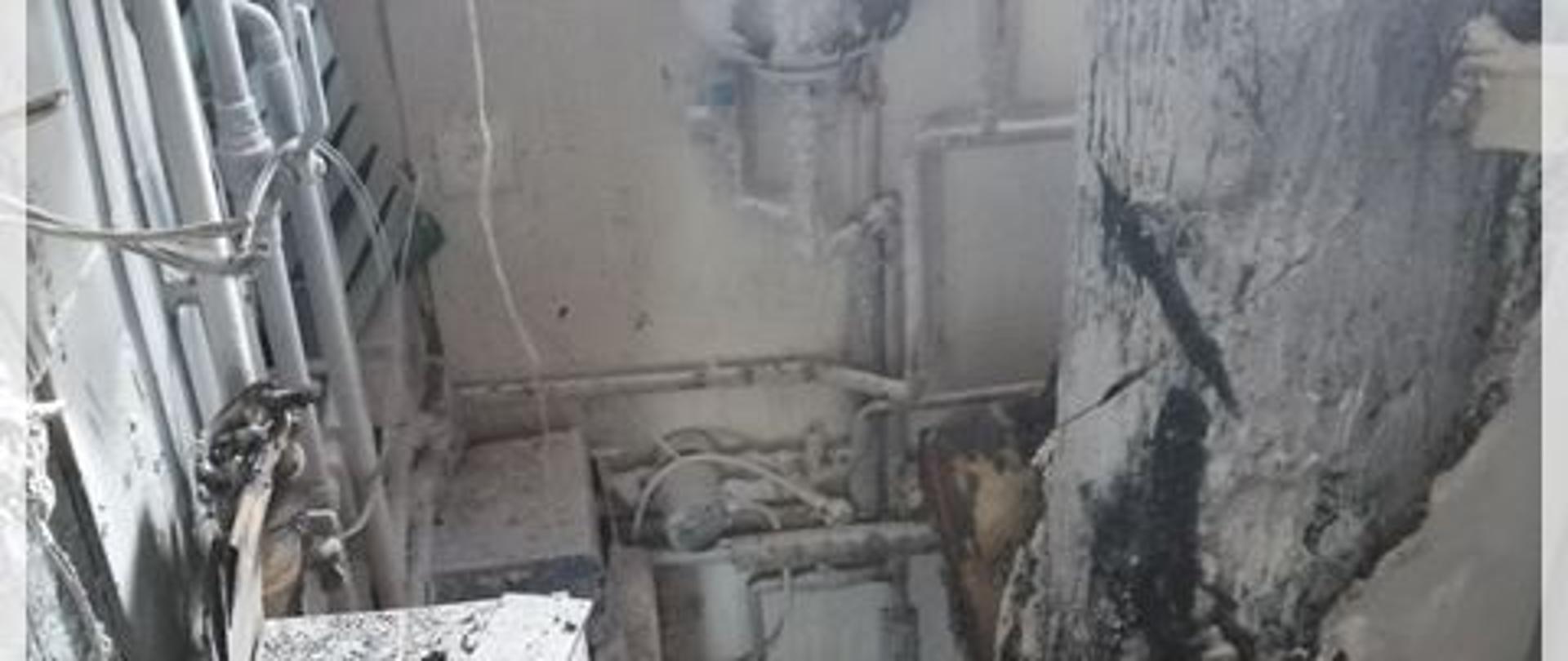 Widać spaloną instalację elektryczną i osprzęt pieca w kotłowni