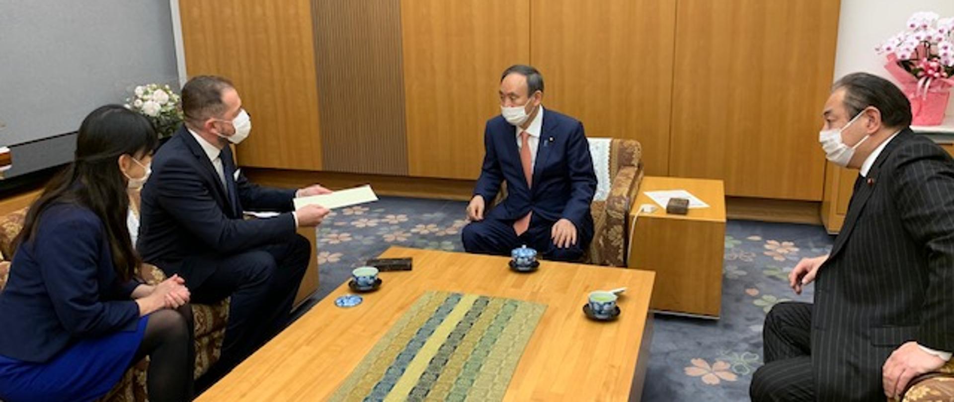 Ambasador i Premier Suga