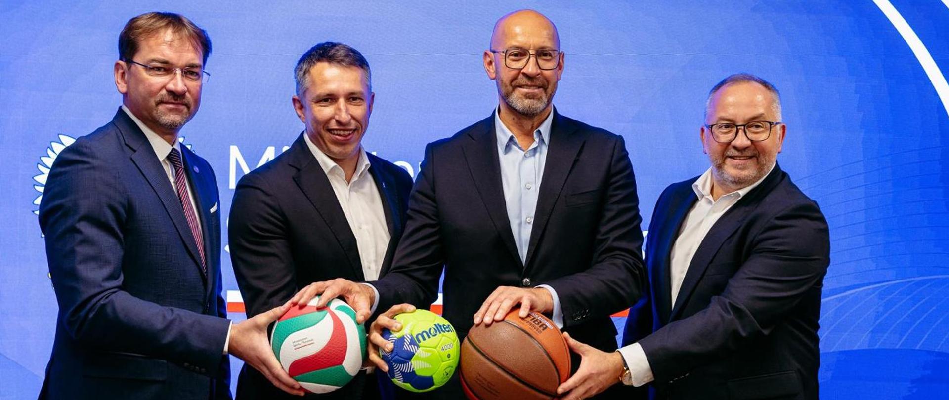 From left to right: Sebastian Świderski, President of the Polish Volleyball Federation, Sławomir Szmal, President of the Polish Handball Federation, Jakub Rutnicki, Minister of Sport and Tourism and Grzegorz Bachański, President of the Polish Basketball Federation holding three balls: vollayball ball, handball ball and baskeball ball.