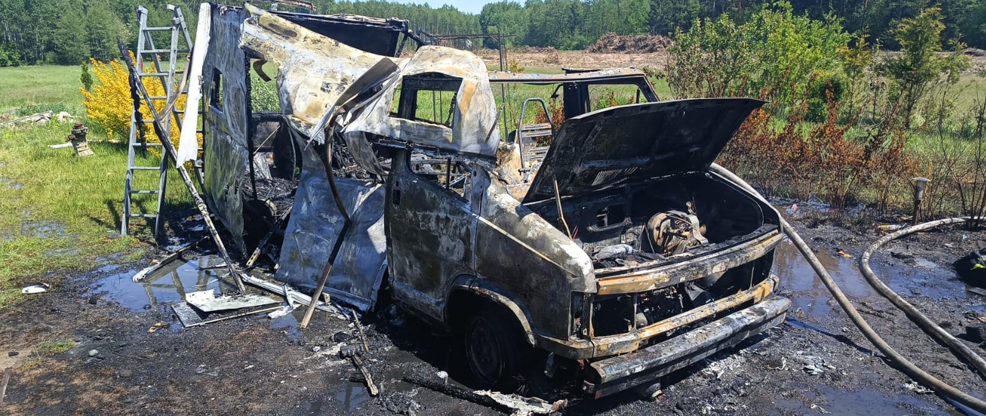 Działania strażaków w związku z pożarem pojazdu