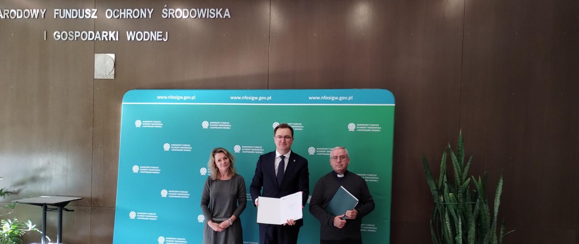 Sławomir Mazurek, zastępca prezesa zarządu NFOŚiGW w siedzibie Funduszu z przedstawicielami Caritasu