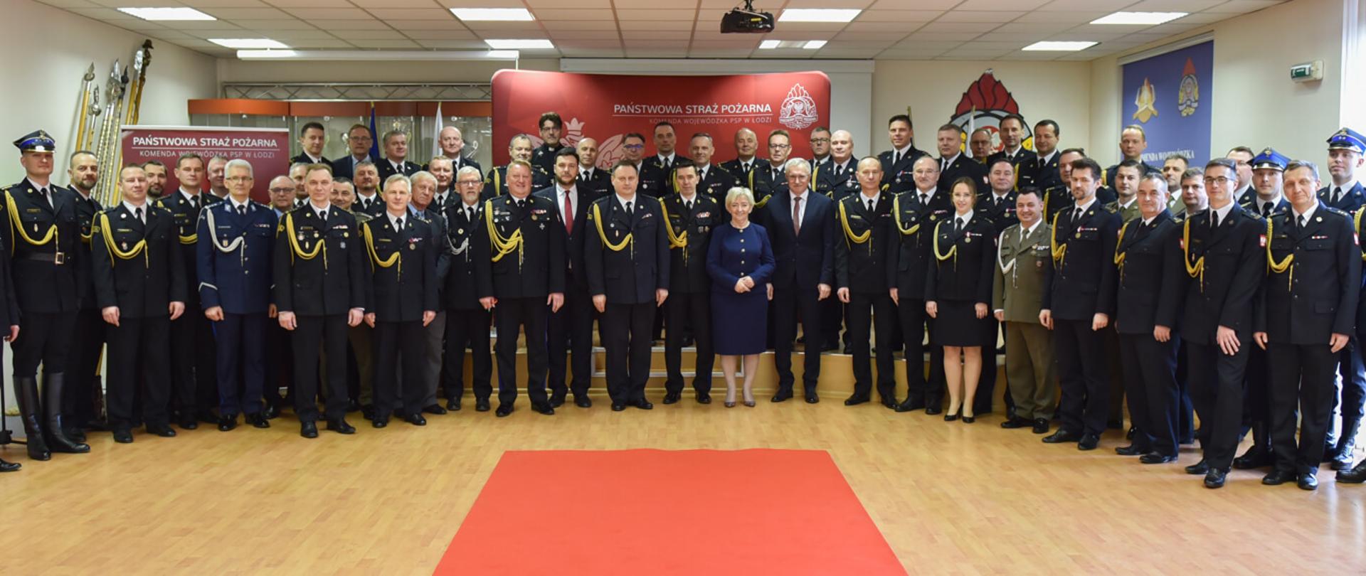 uczestnicy uroczystości pozują do zdjęcia w sali konferencyjnej