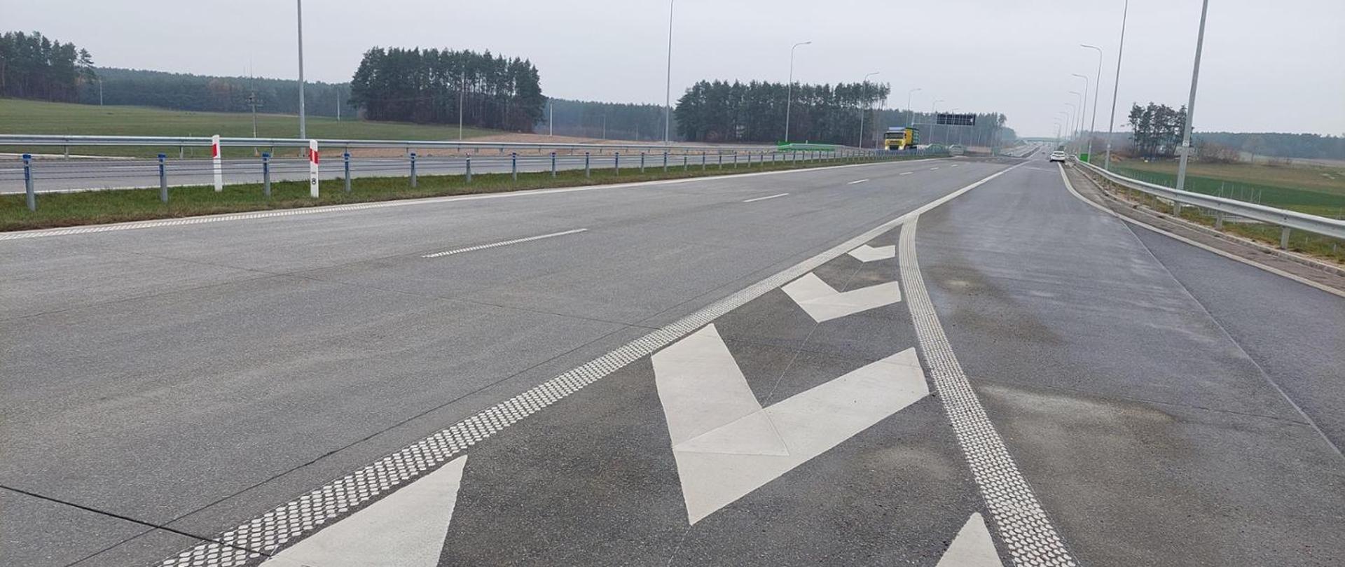 Nawierzchnia betonowa na drodze ekspresowej S61 Kolno - Stawiski