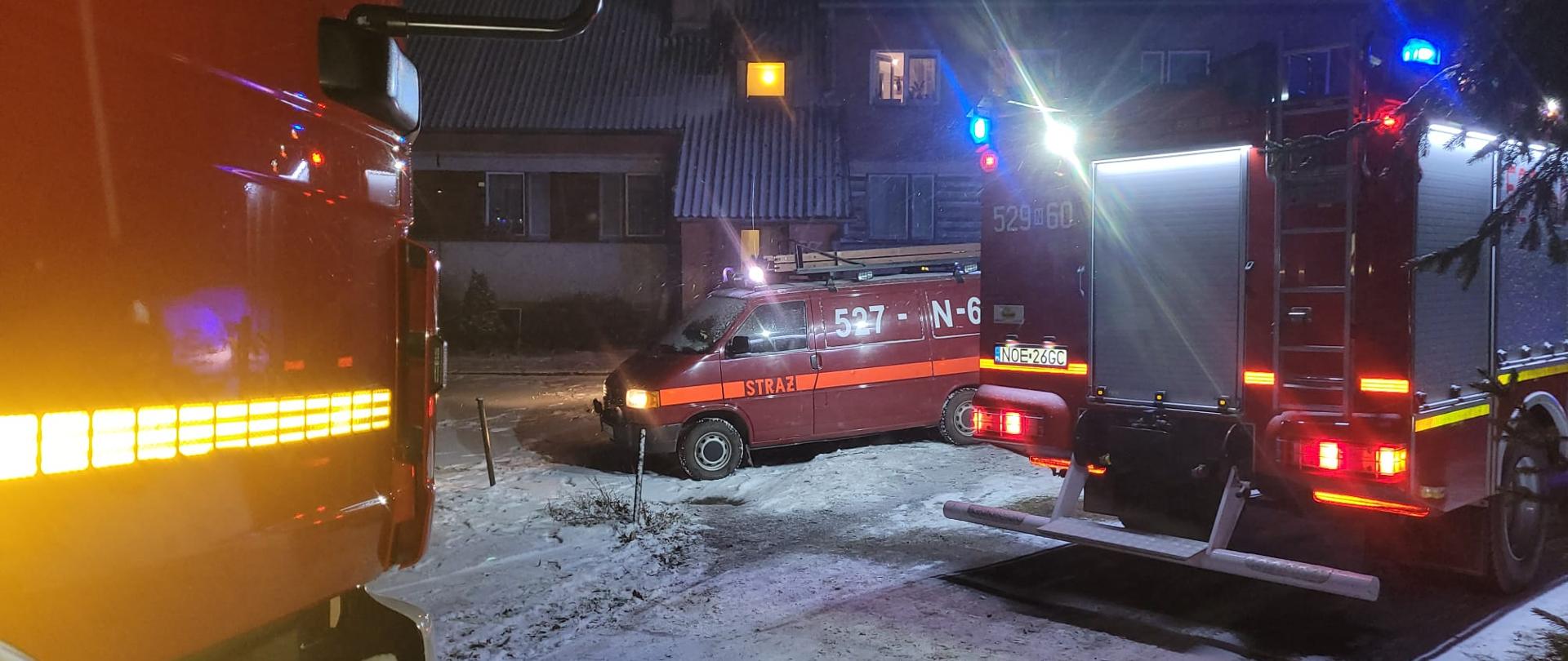 Na zdjęciu widać samochody straży pożarnej przybyłe na miejsce zdarzenia.