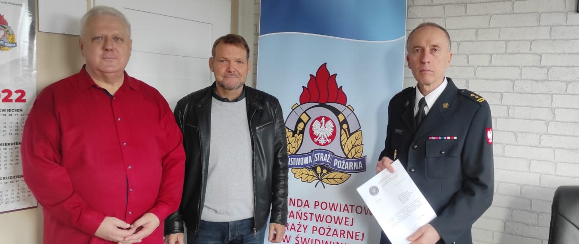 Zdjęcie przedstawia Spotkanie z Zarządem Koła Emerytów i Rencistów Pożarnictwa RP w Świdwinie w gabinecie Komendanta Powiatowego PSP w Świdwinie. Na zdjęciu znajduje si e trzech mężczyzn.