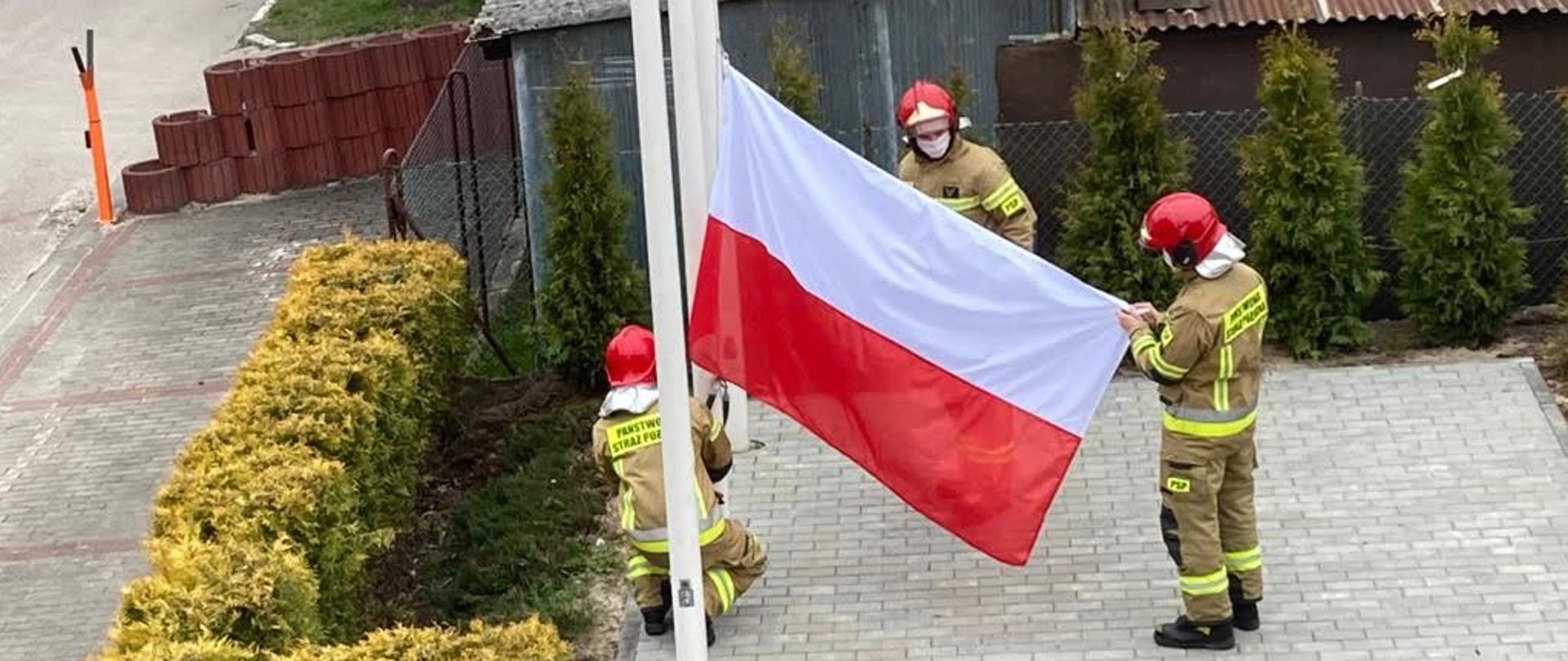 Poczet flagowy mocuje flagę na maszcie