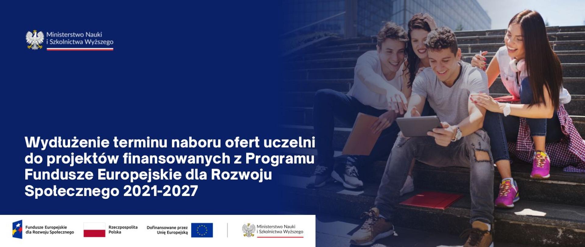 Grafika - na niebieskim tle napis Wydłużenie terminu naboru ofert uczelni do projektów finansowanych z Programu FERS 2021-2027, obok zdjęcie kilkorga wesołych młodych ludzi siedzących na schodach.