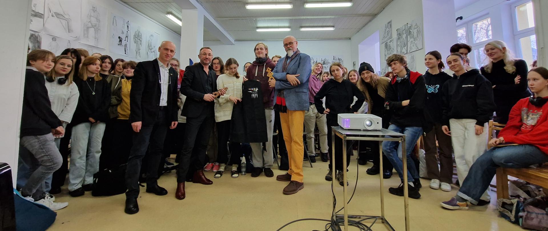 Na zdjęciu Rektor ASP w Krakowie im. Jana Matejki profesor Andrzej Bednarczyk w towarzystwie Prorektora ASP w Krakowie Profesora Roberta Sowy, Marka Król-Józagai - Dyrektora PLSP im. A. Kenara w Zakopanem oraz uczniów. 