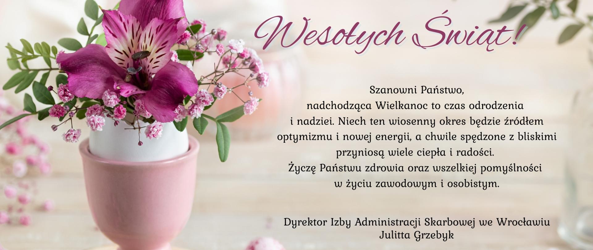 plansza z życzeniami, jajko w podstawce i fuksjowe kwiaty, napis: Wesołych Świąt
