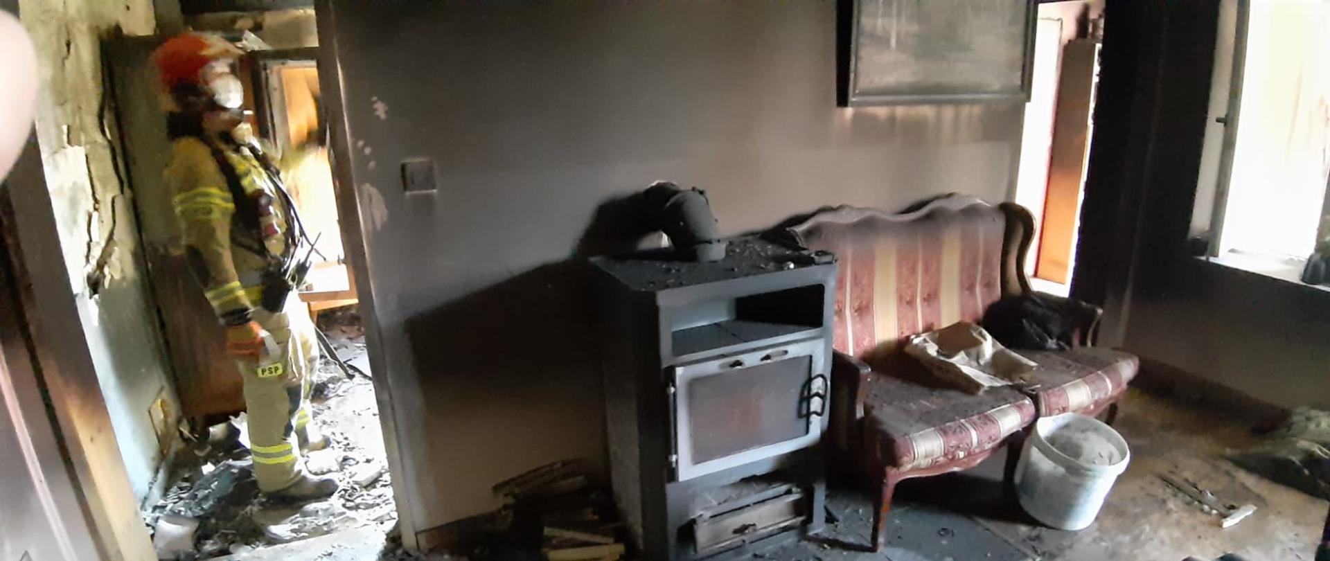 Na zdjęciu widać wnętrze spalonego mieszkania 