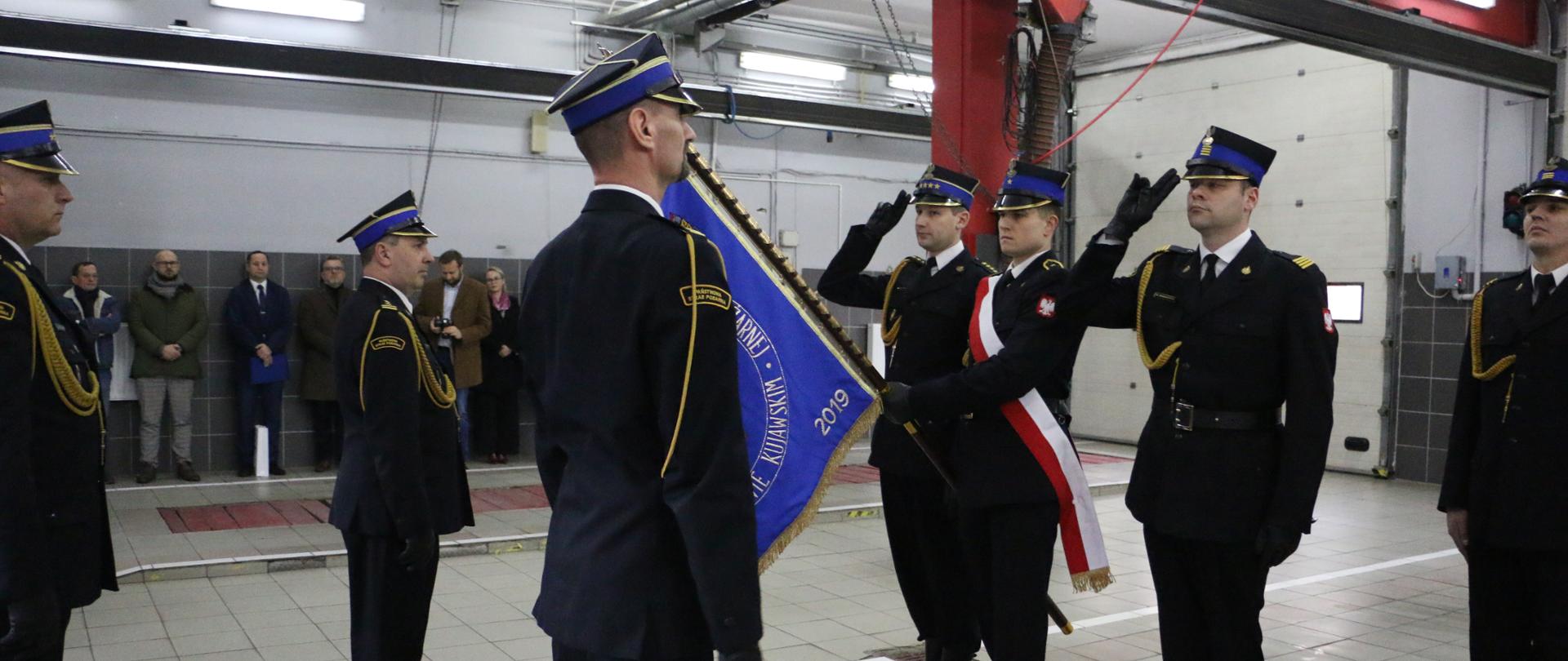 Funkcjonariusze PSP zgromadzeni na zbiórke z okazji zdania i przyjęcia obowiązków Zastępcy komendanta powiatowego