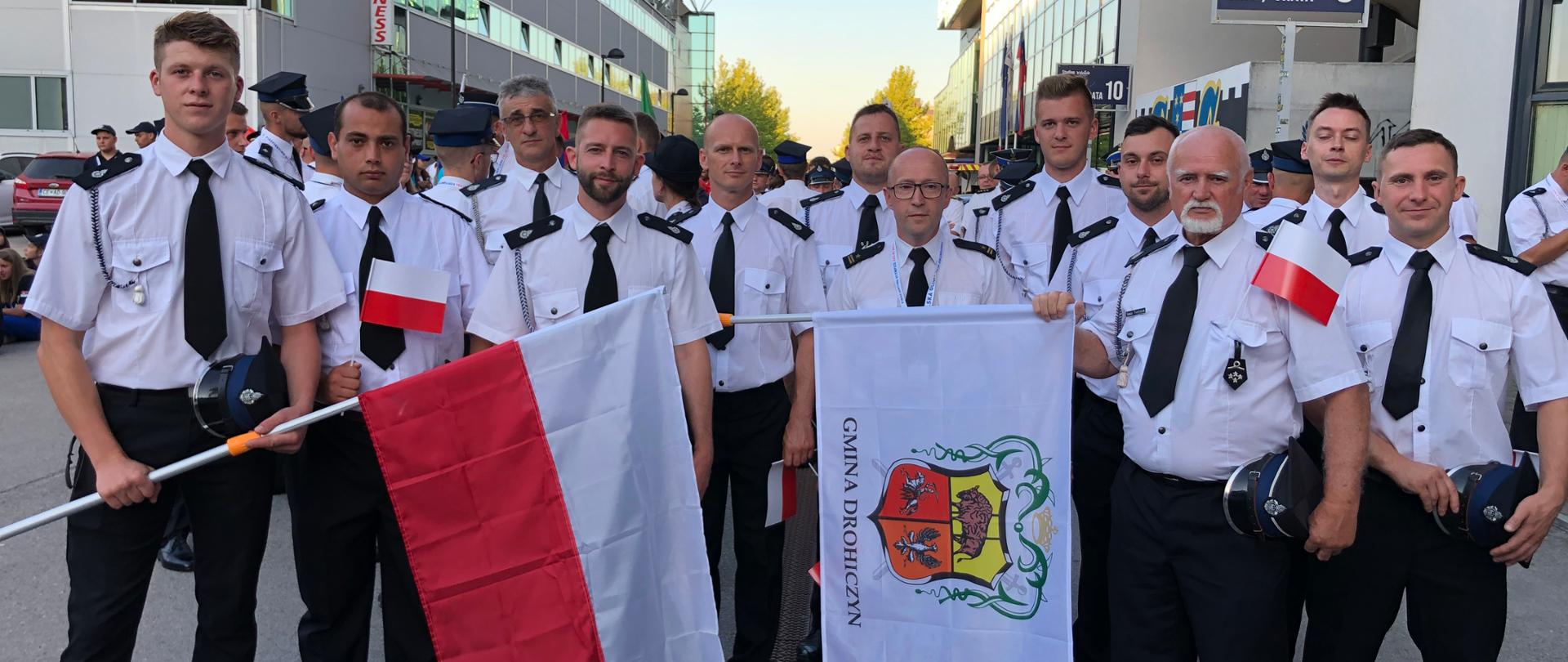 Zdjęcie przedstawia drużynę OSP w Drohiczynie przed rozpoczęciem mistrzostw