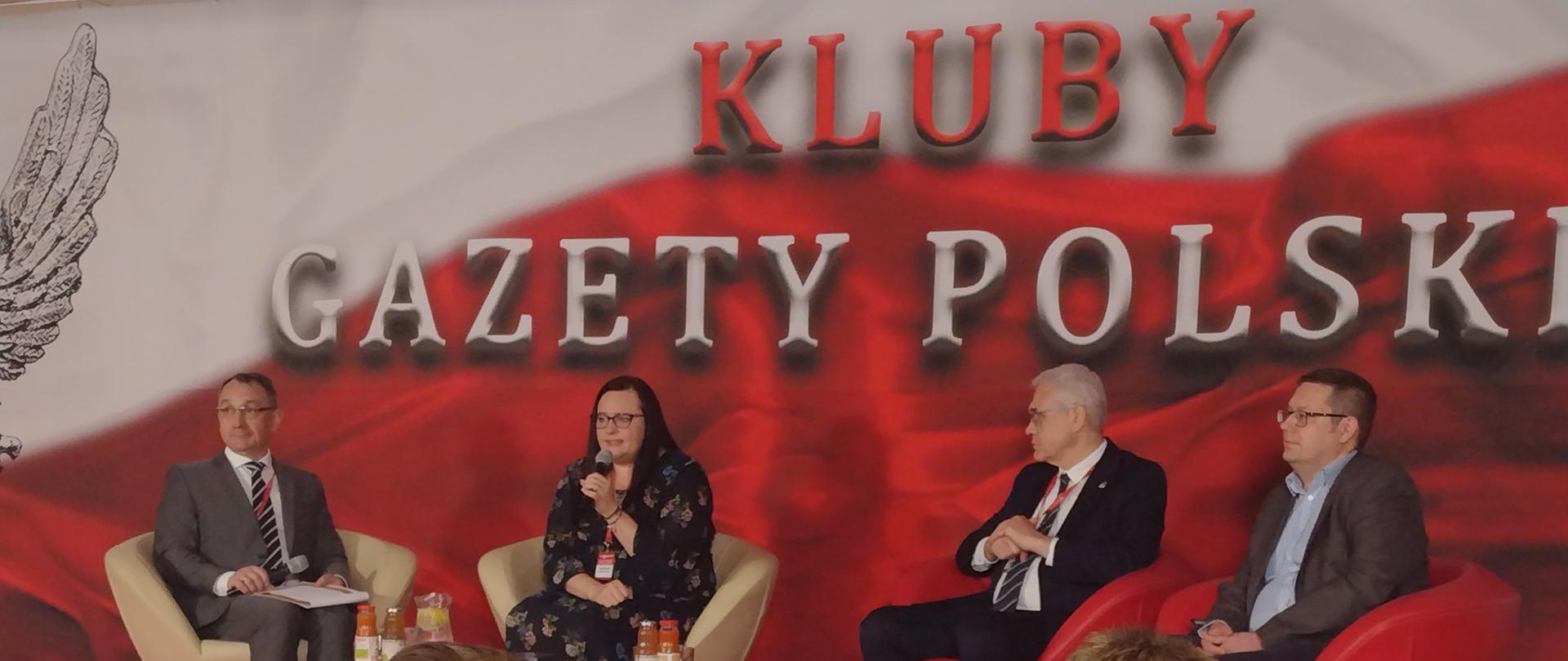 uczestnicy debaty, do mikrofonu mówi wiceminister Małgorzata Jarosińska-Jedynak