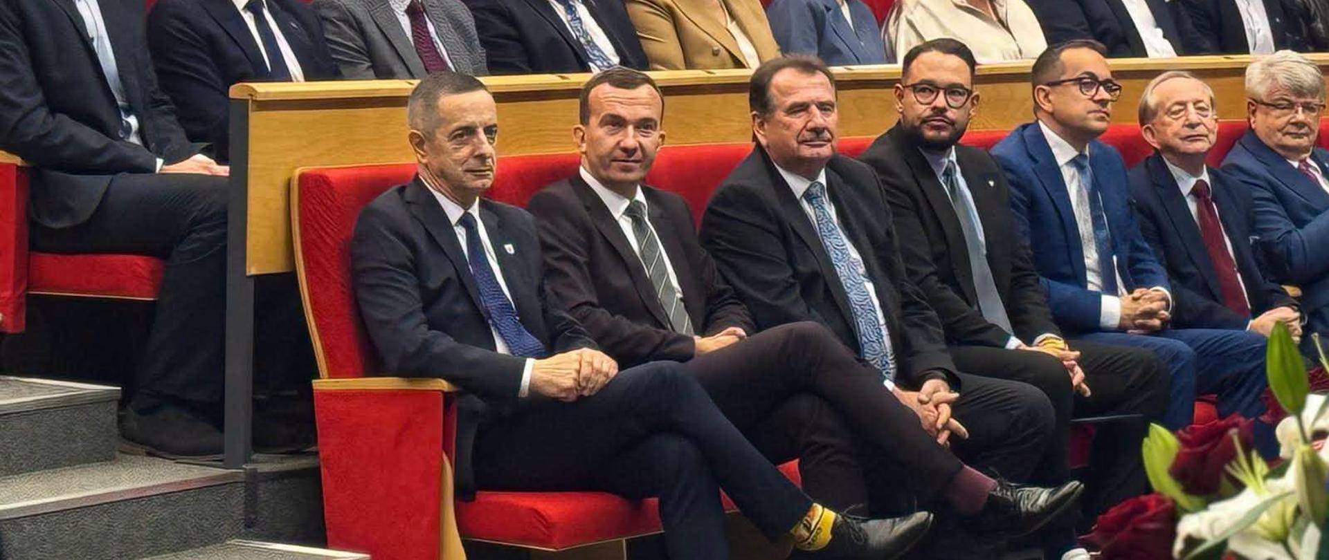 uczestnicy wydarzenia, oficjele w tym wicewojewoda, siedzą na widowni
