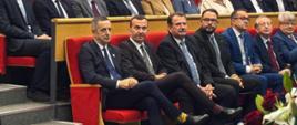 uczestnicy wydarzenia, oficjele w tym wicewojewoda, siedzą na widowni