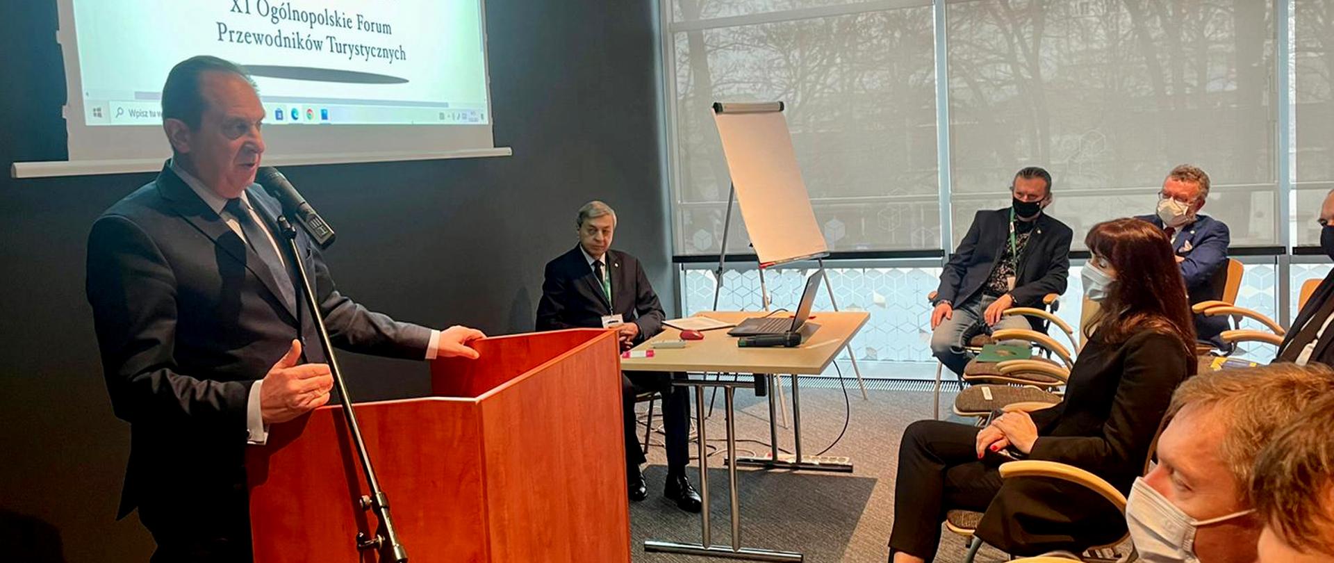 11. Ogólnopolskie Forum Przewodników Turystycznych. Przy mikrofonie wiceminister Andrzej Gut-Mostowy przemawia do uczestników Forum