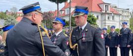 Zdjęcie przedstawia moment wręczania awansów dla strażaków przez Zastępcę Komendanta Wojewódzkiego PSP we Wrocławiu przez st. bryg. Bogusława Bruda.