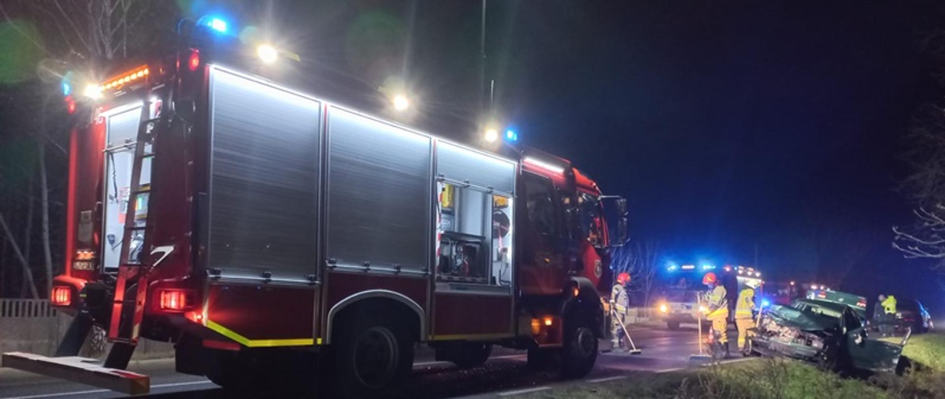 Zderzenie dwóch samochodów osobowych z samochodem ciężarowym na DW401 w okolicach Chróściny Nyskiej.