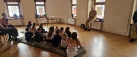 Strażacy Państwowej Straży Pożarnej podczas spotkania edukacyjnego z dziećmi. 