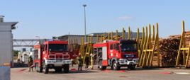 Dwa samochody ratowniczo gaśnicze biorące udział w ćwiczeniach na terenie zakładu IKEA INDUSTRY ORLA w Koszkach.
