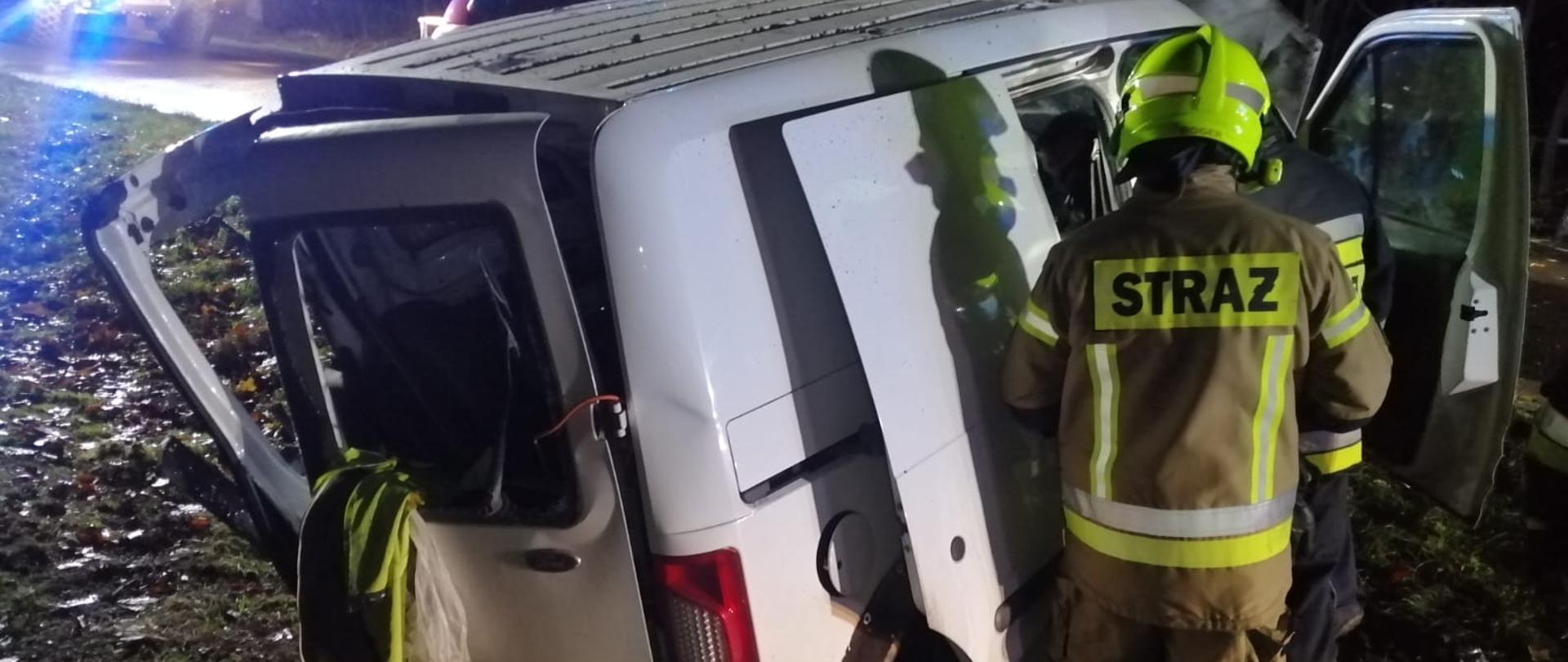 Samochód osobowy po zderzeniu znajduje się w rowie