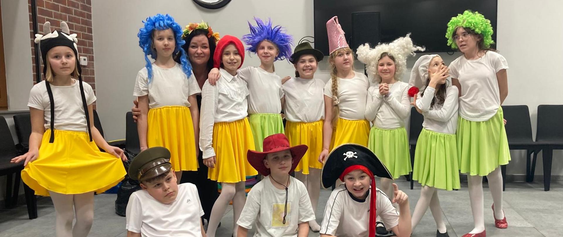 Uczniowie w strojach, uczestniczący w warsztatach