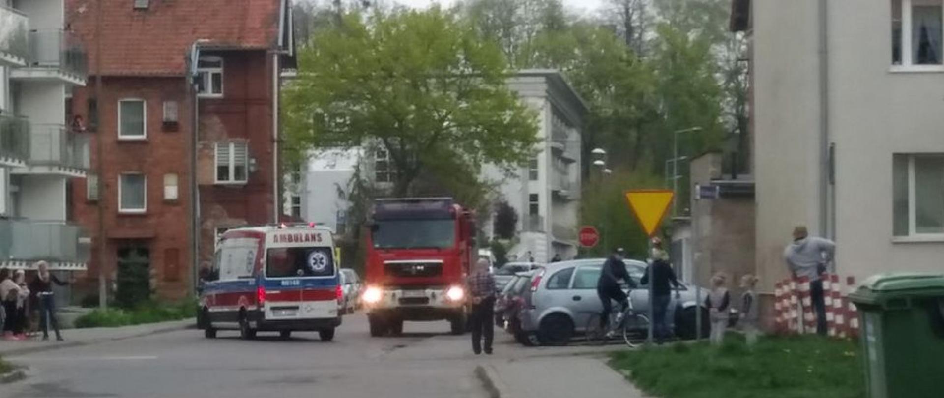 W tle widać samochód ratowniczo-gaśniczy oraz ambulans na ul. Marii Skłodowskiej-Curie w Ostródzie.