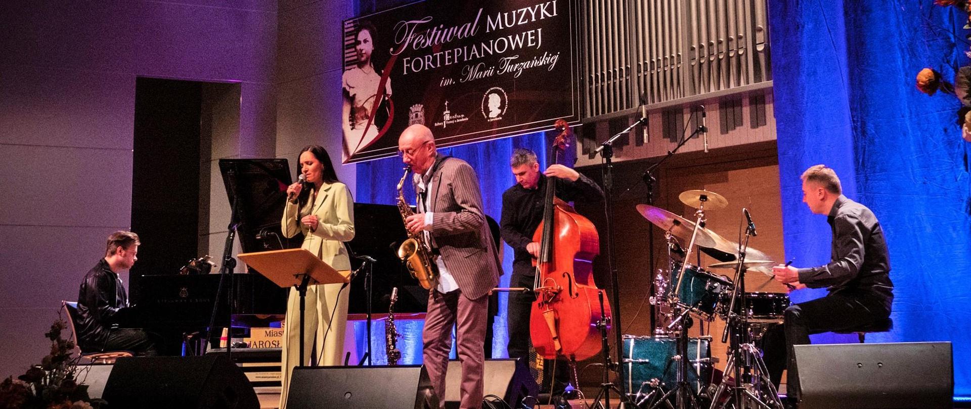 Zdjęcie grającego zespołu jazzowego