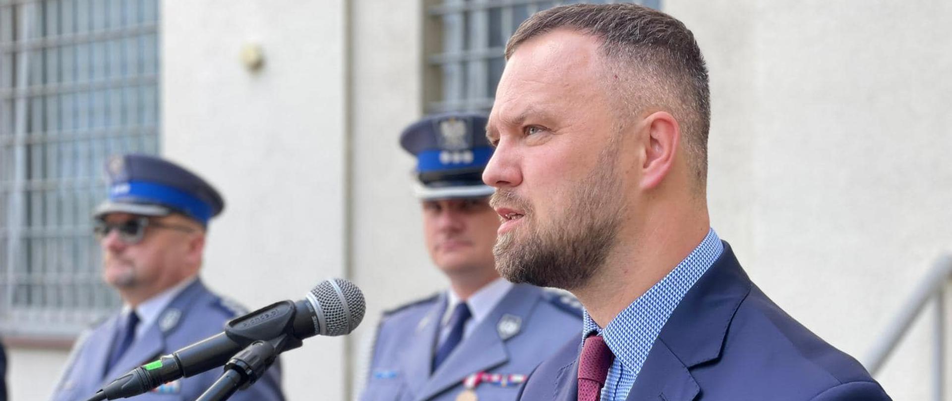 Wicewojewoda na obchodach Święta Policji w Szczytnie