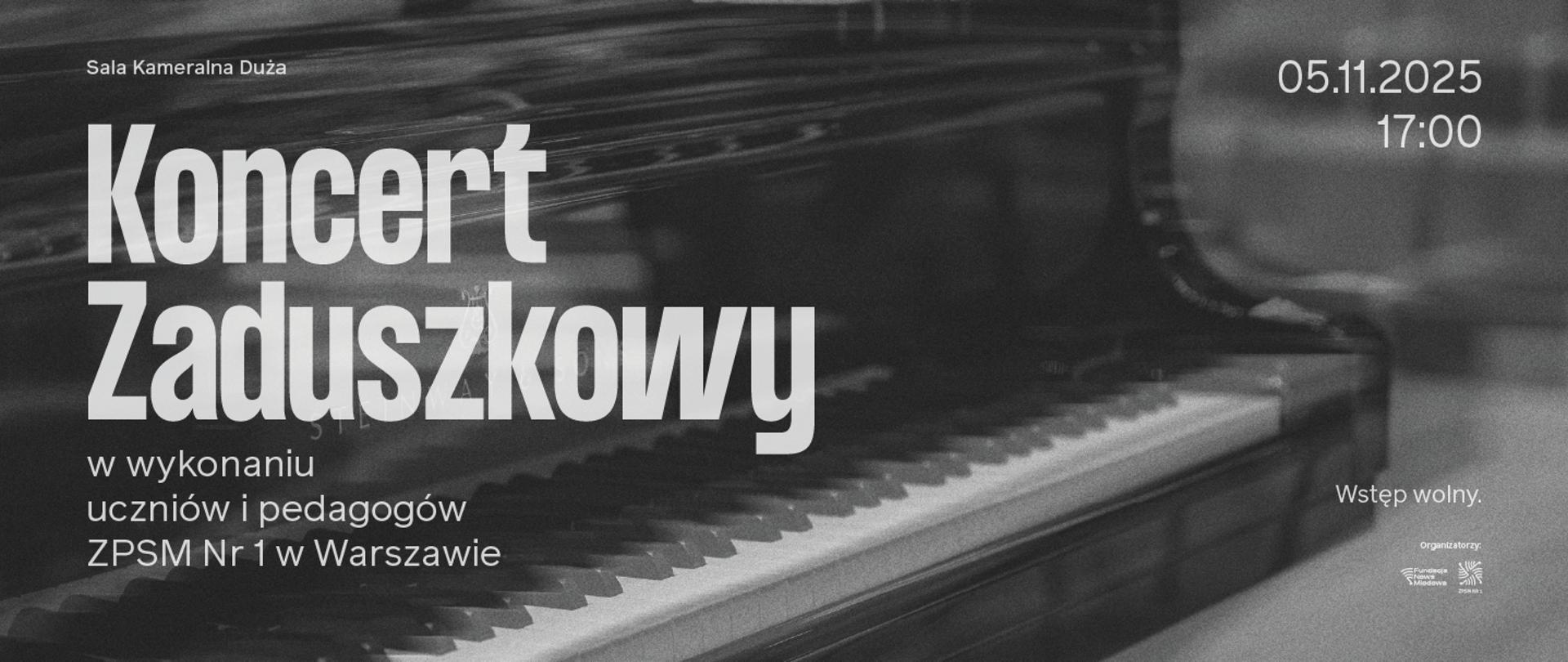 Czarno-biała grafika promująca Koncert Zaduszkowy. W tle rozmyte zdjęcie klawiatury fortepianu. Po lewej stronie duży napis: 'Koncert Zaduszkowy', niżej informacja: w wykonaniu uczniów i pedagogów ZPSM Nr 1 w Warszawie. W prawym górnym rogu data wydarzenia: 05.11.2025, godz. 17:00. Na dole dopisek: Wstęp wolny. W rogu logotypy Fundacji Nowa Miodowa i ZPSM Nr 1.