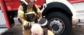 Strażacy podczas ćwiczeń - prowadzenie resuscytacji