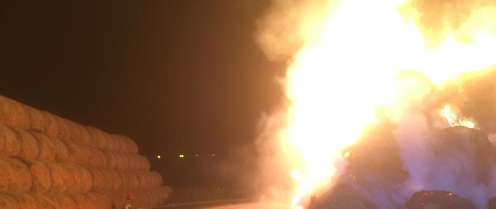 Pożar stogu słomy na terenie powiatu obornickiego. 