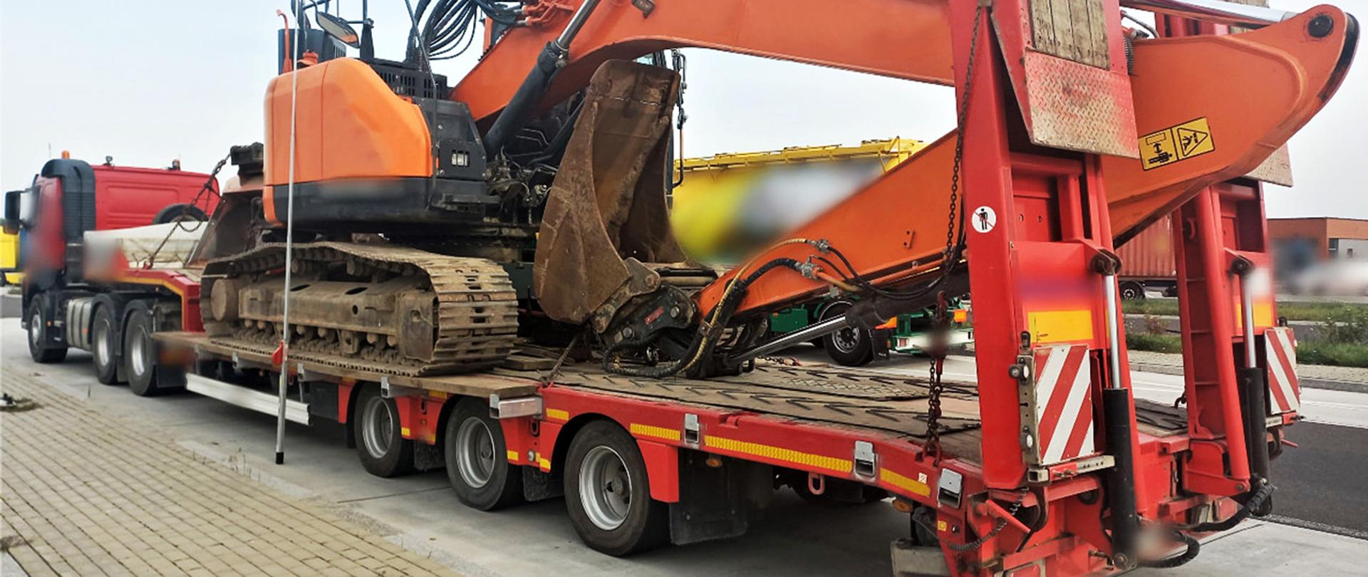 Ponadnormatywny zespół pojazdów z przewożoną koparką gąsienicową i osprzętem. Transport, zatrzymany przez funkcjonariuszy mazowieckiej Inspekcji Transportu Drogowego z Ciechanowa, odbywał się z naruszeniem obowiązujących przepisów prawa o ruchu drogowym.