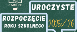 Plakat ma zielone tło przypominające szkolną tablicę i zawiera kolorowe dymki z informacjami o rozpoczęciu roku szkolnego. Umieszczono na nim nutki i elementy graficzne związane z muzyką. Treść informuje o uroczystym rozpoczęciu roku szkolnego 2025/26.